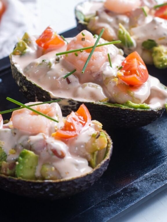 Aguacates rellenos con gambas y salsa rosa primer plano