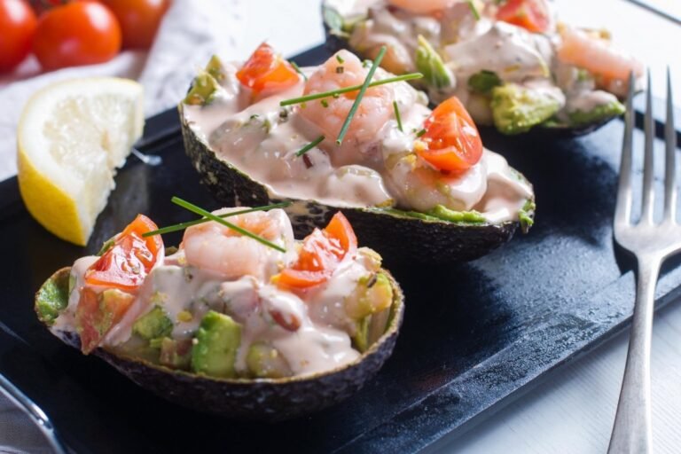 Aguacates rellenos con gambas y salsa rosa primer plano