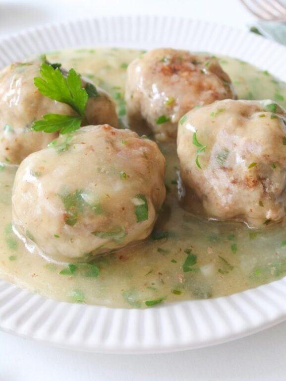 Albóndigas de carne en salsa verde