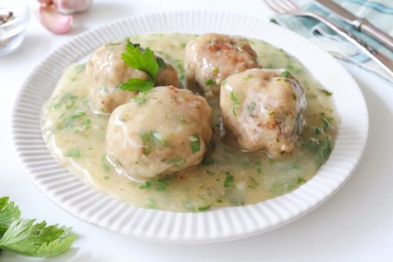 Albóndigas de carne en salsa verde