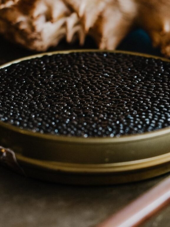 Una lata de caviar de esturión listo para degustar