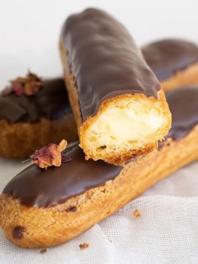 Interior de los eclairs de crema y chocolate