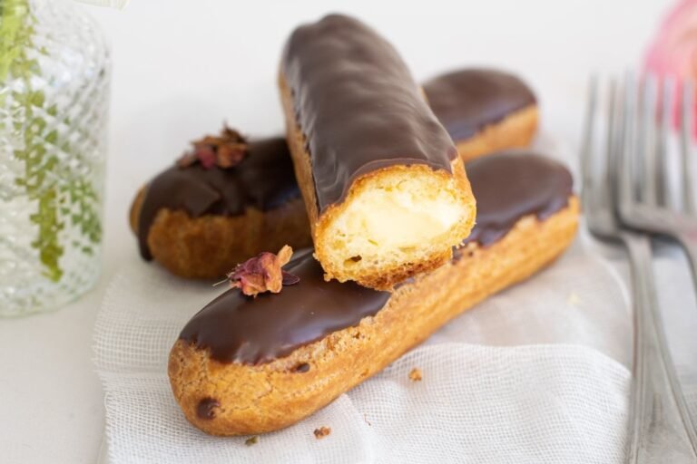 Interior de los eclairs de crema y chocolate