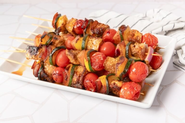 Brochetas de carne y verduras