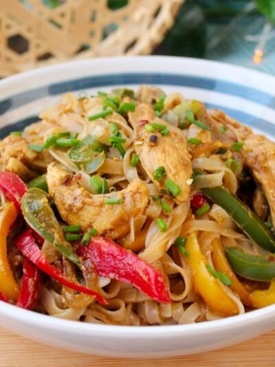 Noodles de arroz con pollo y verduras