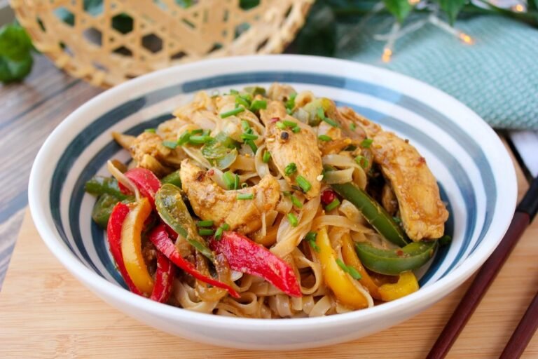 Noodles de arroz con pollo y verduras