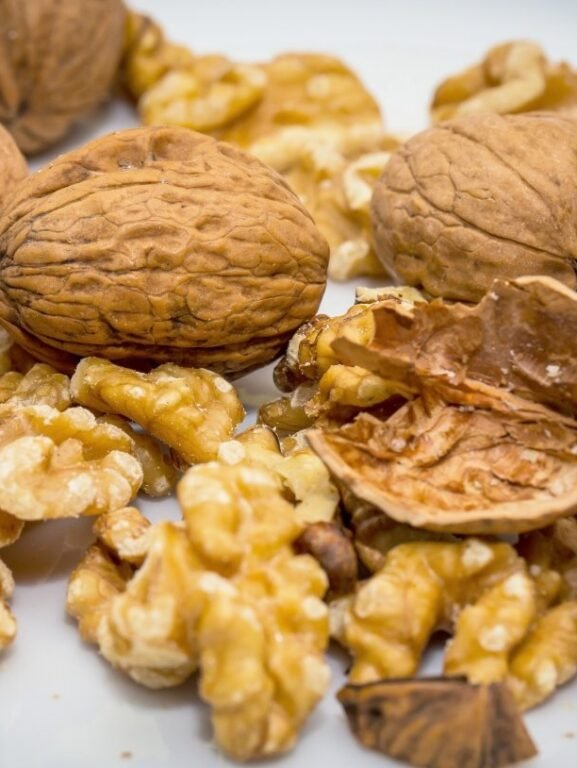 Nueces con su cáscara rota listas para comer