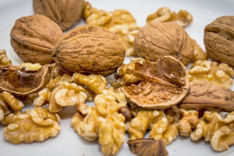 Nueces con su cáscara rota listas para comer