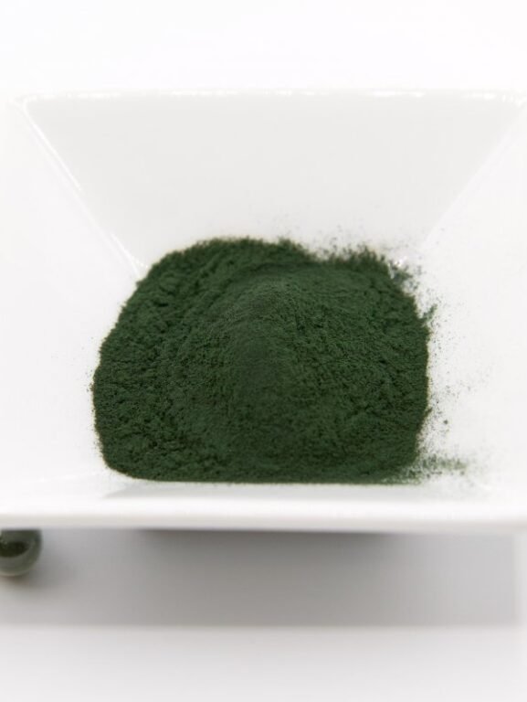 Polvo de espirulina y cápsulas para el consumo