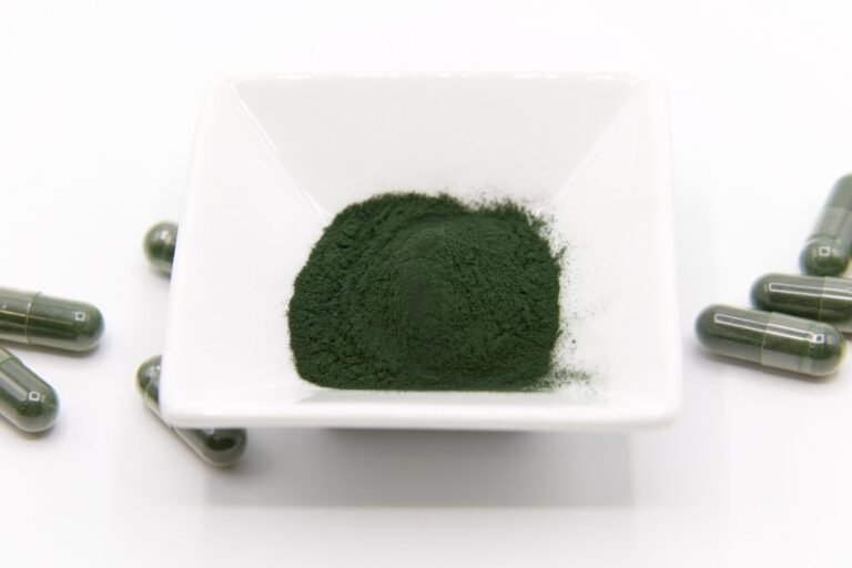 Polvo de espirulina y cápsulas para el consumo