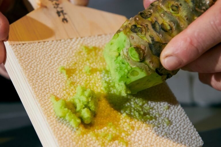 Raíz de wasabi recién rayado y fresco